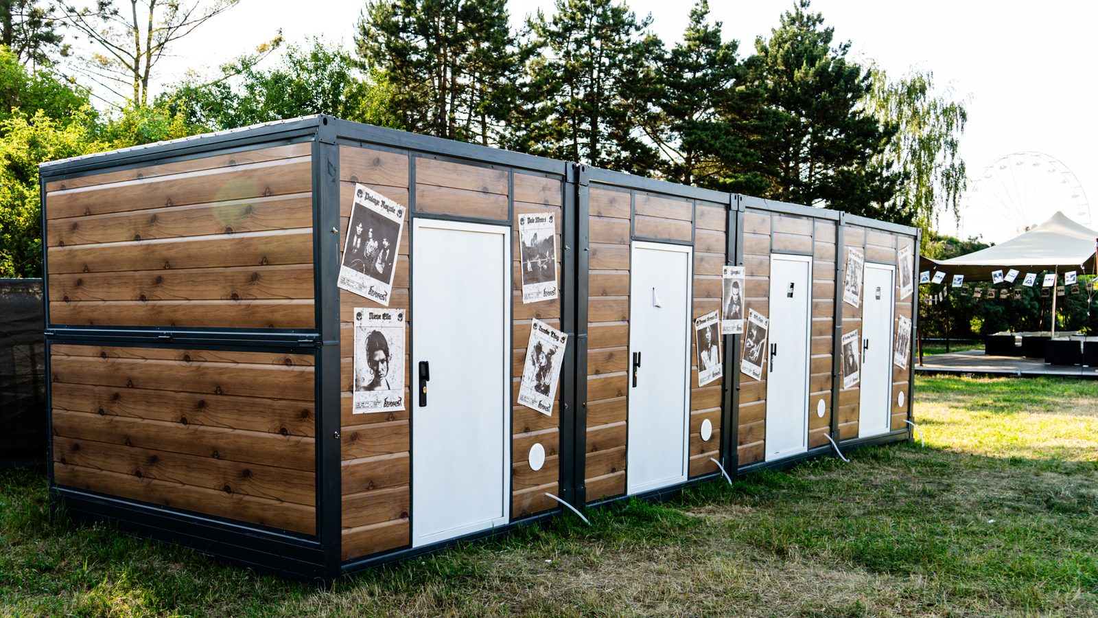 Buňky OfficePods na trávníku festivalového areálu