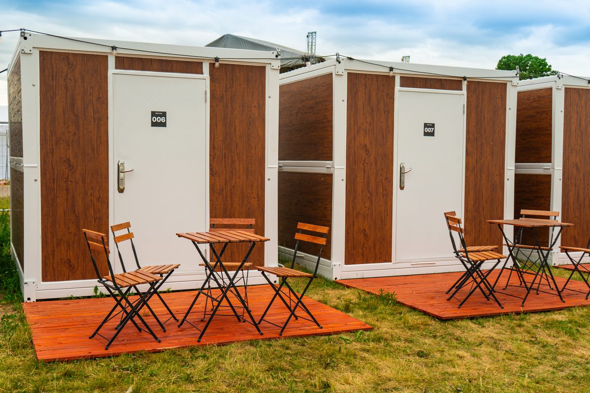 ComfyPods s terasou a venkovním posezením