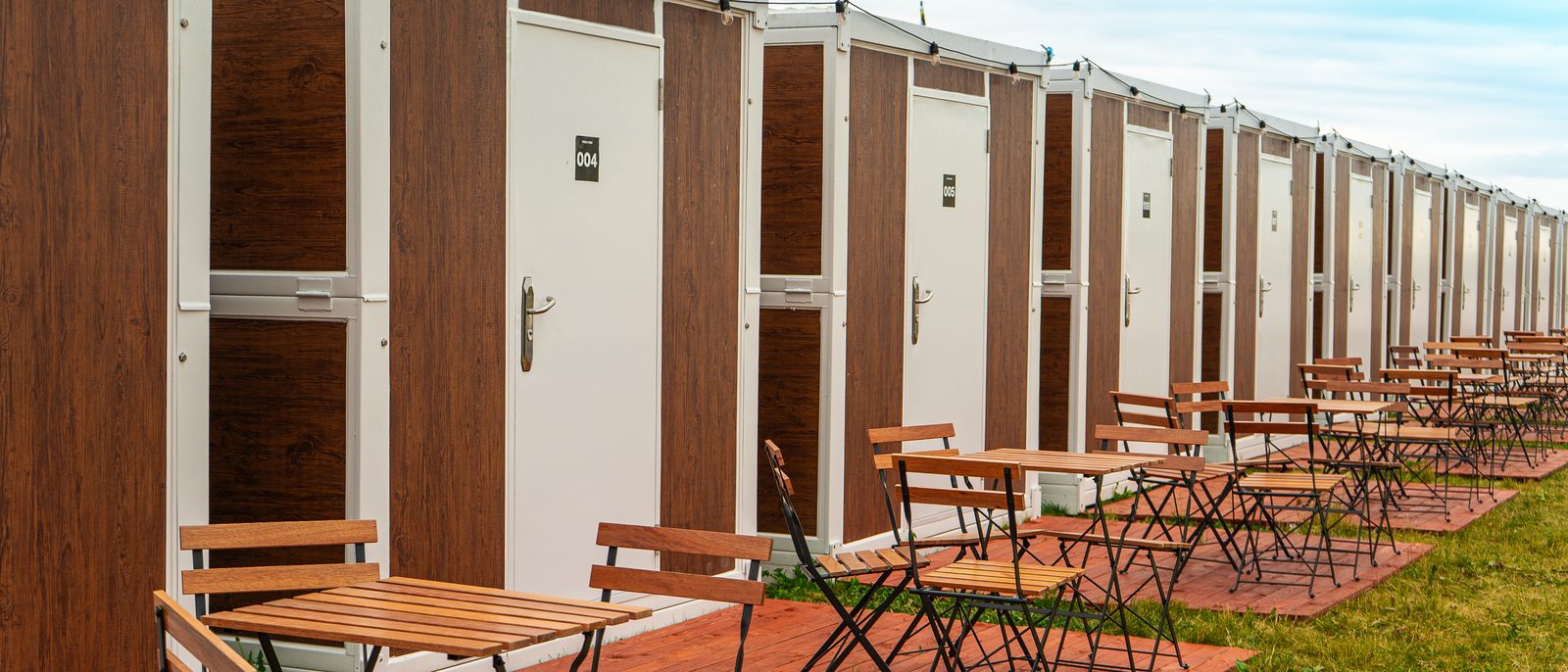 Řada buněk PrimePods s terasami na festivalu